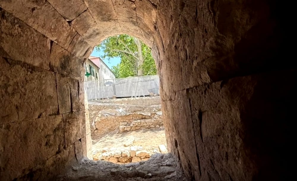 Υπόγεια ρωμαϊκή σήραγγα που ανακαλύφθηκε κάτω από την οδό Hrvojeva, οδηγεί στο φως της ημέρας κατά τη διάρκεια αρχαιολογικών ανασκαφών στο Σπλιτ.