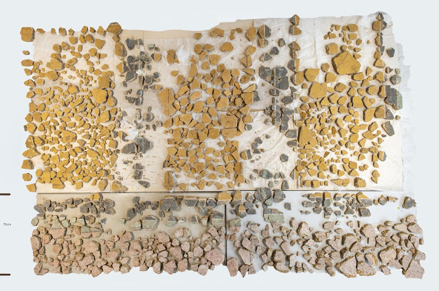 Χιλιάδες θραύσματα αρχαίας ρωμαϊκής τοιχογραφίας, τοποθετημένα συστηματικά για ανασύνθεση από αρχαιολόγους στο Λονδίνο.