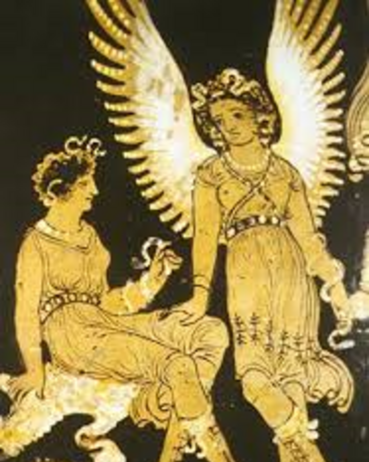 Δύο γυναικείες μορφές από αρχαίο ελληνικό αγγείο, σε χρυσοκίτρινο χρώμα πάνω σε μαύρο φόντο. Αριστερά, μια κάθετη γυναικεία φιγούρα κάθεται σε έναν χαμηλό θρόνο ή βράχο, φορώντας ανοιχτόχρωμη χιτώνα που πέφτει χαλαρά γύρω από τα πόδια της. Έχει κοντά, σγουρά μαλλιά και στεφάνι στο κεφάλι· το ένα της χέρι ακουμπάει στο κάθισμα, ενώ το άλλο κρατάει μικρό αντικείμενο (ίσως λουλούδι ή μικρό δέσιμο). Δεξιά, μια δεύτερη γυναικεία μορφή στέκεται όρθια, ελαφρώς γέρνοντας προς την πρώτη. Φορά επίσης χαλαρή χιτώνα, αλλά φουσκώνει ελαφρώς γύρω από τη μέση, και ένα μεγαλοπρεπές στεφάνι στο κεφάλι. Έχει μεγάλα, ανοιχτά φτερά, που υψώνονται ψηλά πίσω από την πλάτη της, δείχνοντας ότι πρόκειται για φτερωτή θεότητα ή πνεύμα· τα φτερά είναι διακριτά με πολλαπλές, συμπαγείς φέτες πούπουλων. Τα πρόσωπά τους έχουν ήρεμο, αμυδρά χαμογελαστό έκφραση· τα βλέμματα φαίνονται εστιασμένα προς έναν αόρατο θεατή ή προς κάποια σκηνή εκτός κάδρου. Τα πέλματα και των δύο μορφών ακουμπούν ελαφρώς σε φανταστικό σύννεφο ή κύμα, υποδηλώνοντας θεϊκή ή υπερβατική παρουσία. Ολόκληρη η φιγούρα είναι σχεδιασμένη με λεπτές, καθαρές γραμμές: οι πτυχώσεις της χιτώνας αποδίδονται με πολλές παράλληλες γραμμές, ενώ τα φτερά και τα μαλλιά τονίζονται από σημεία και καμπύλες, δημιουργώντας αίσθηση κίνησης και ευελιξίας.