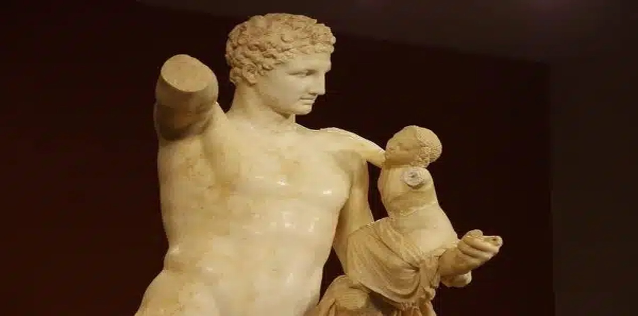 Άγαλμα Ερμή και Βρέφους Διονύσου στην Ολυμπία – μαρμάρινο αριστούργημα του Πραξιτελικού στυλ