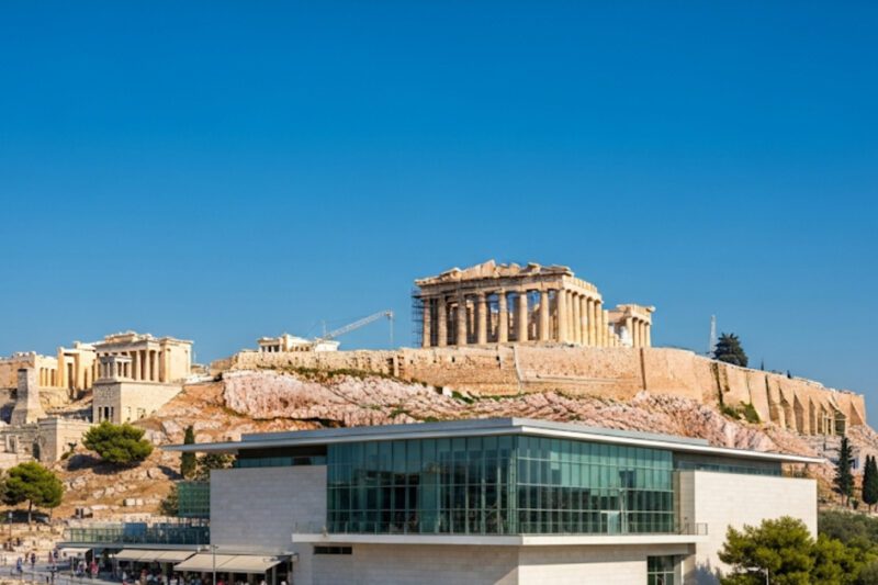 Η Ακρόπολη των Αθηνών και το Μουσείο Ακρόπολης κάτω από καθαρό, μπλε ουρανό.