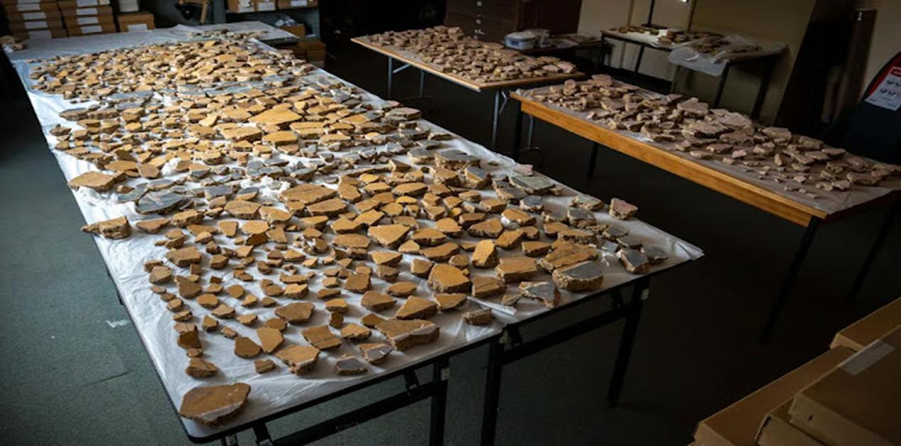 Χιλιάδες θραύσματα αρχαίας ρωμαϊκής τοιχογραφίας απλωμένα σε τραπέζια εργαστηρίου στο Λονδίνο για τον εντοπισμό και τη συναρμολόγησή τους από αρχαιολόγους.