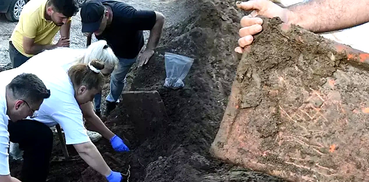Αρχαιολόγοι πραγματοποιούν ανασκαφή κεραμοσκεπούς τάφου στον Εύξεινο Πόντο, με λεπτομέρεια κεραμιδιού που βρέθηκε στο σημείο.
