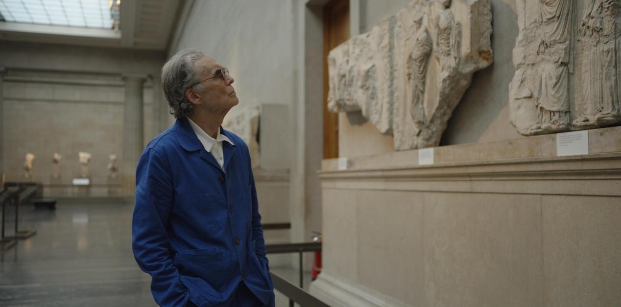 Επισκέπτης παρατηρεί τα Γλυπτά του Παρθενώνα στο Βρετανικό Μουσείο, αναδεικνύοντας το διαρκές αίτημα επαναπατρισμού τους στην Ελλάδα.