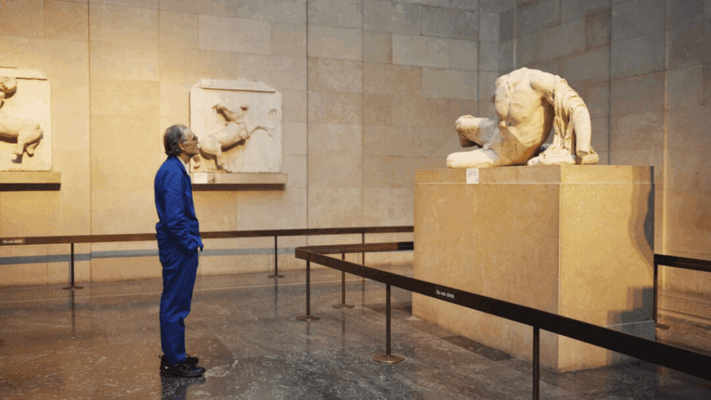 Επισκέπτης παρατηρεί γλυπτά του Παρθενώνα στο Βρετανικό Μουσείο.