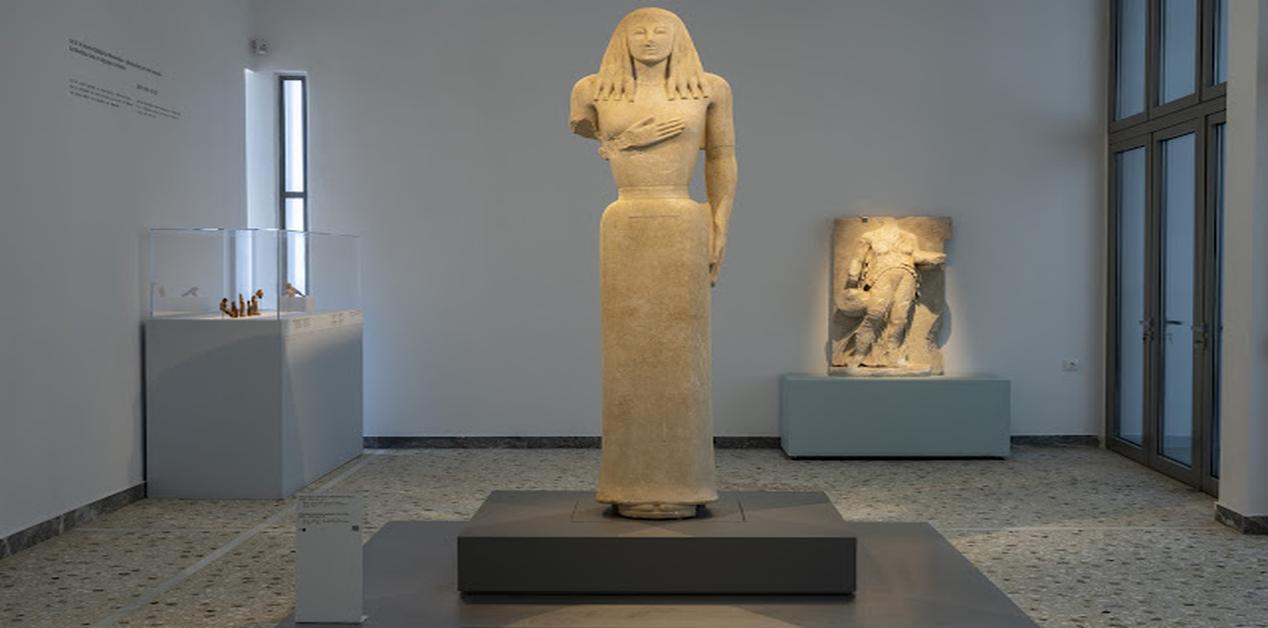 Η Κόρη της Θήρας, αρχαϊκό μαρμάρινο άγαλμα, εκτεθειμένη στη νέα της βάση στο Αρχαιολογικό Μουσείο Θήρας.