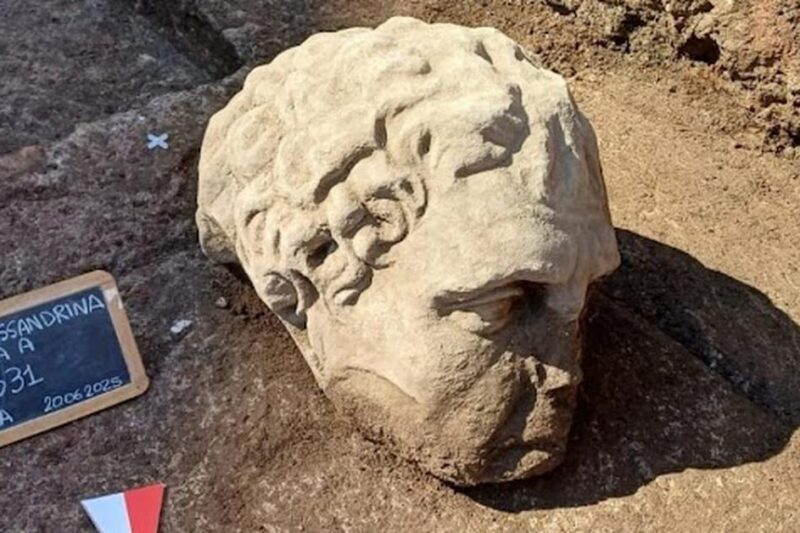 Νέα Αρχαιολογική Ανακάλυψη στη Ρώμη: Εντυπωσιακή Μαρμάρινη Κεφαλή κοντά στην Αγορά του Τραϊανού