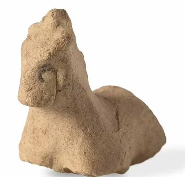 Αρχαία τερακότα φιγούρα ίππου από τις ανασκαφές στη Girsu, παράδειγμα αφιερώματος που σχετίζεται με τους Έλληνες στρατιώτες και τον Μέγα Αλέξανδρο.