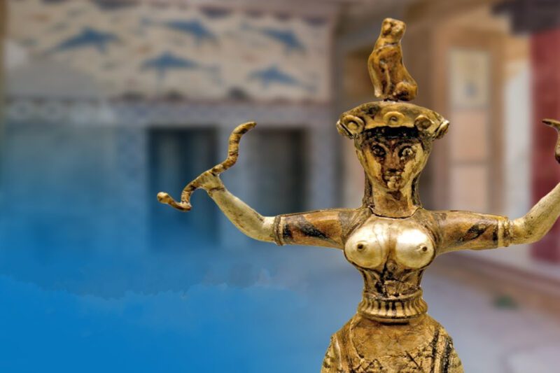 Αγαλματίδιο της Μινωικής Θεάς των Φιδιών με φίδια στα χέρια και ένα αιλουροειδές στο κεφάλι, με θολό φόντο από το παλάτι της Κνωσού.