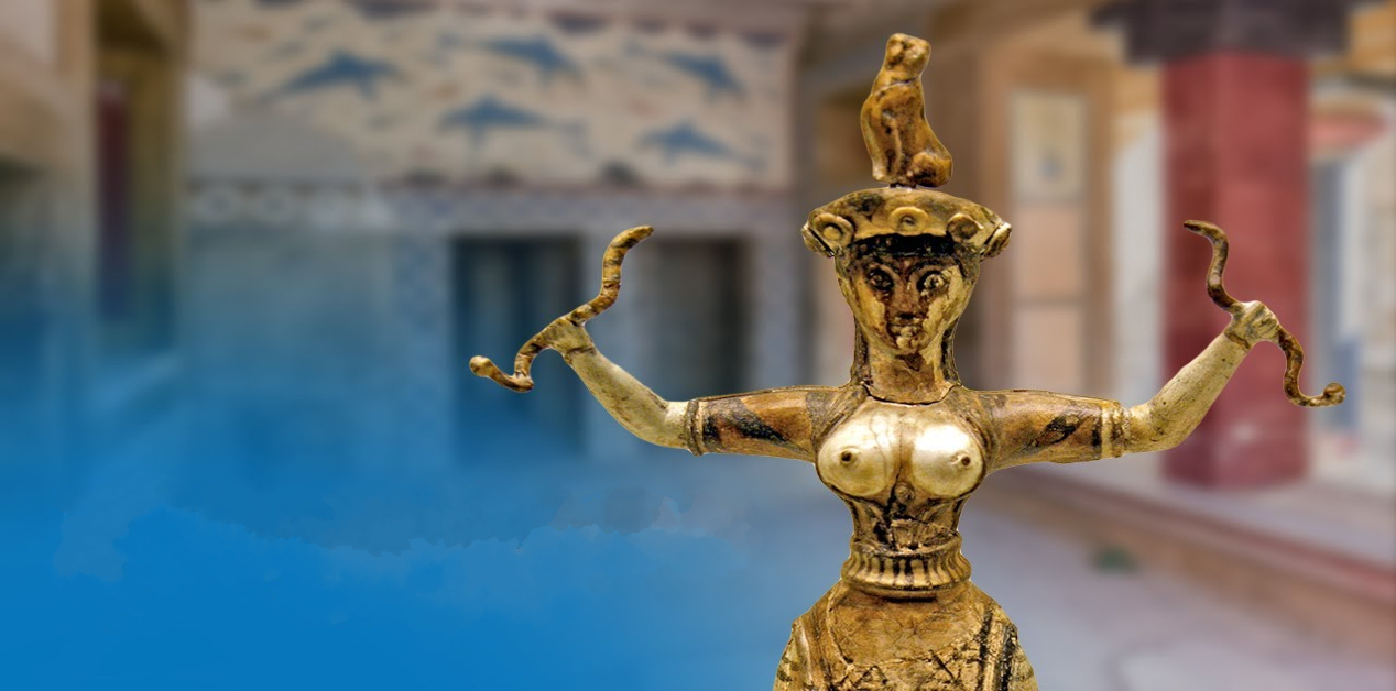 Αγαλματίδιο της Μινωικής Θεάς των Φιδιών με φίδια στα χέρια και ένα αιλουροειδές στο κεφάλι, με θολό φόντο από το παλάτι της Κνωσού.