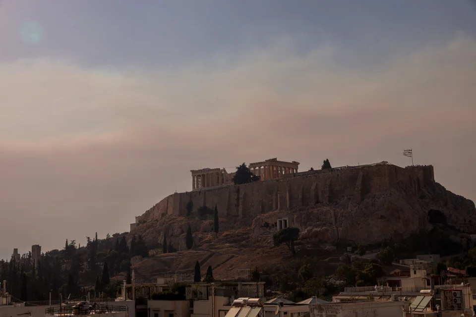 Η Ακρόπολη της Αθήνας κάτω από ουρανό καλυμμένο με καπνό λόγω δασικής πυρκαγιάς.