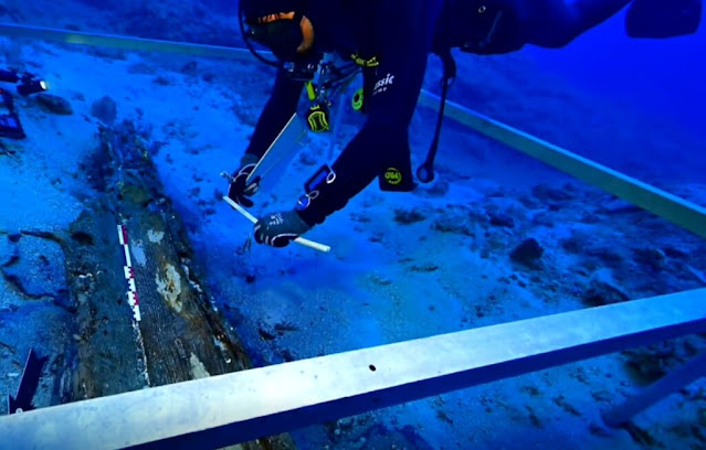 Δύτης καταγράφει το ξύλινο κύτος του αρχαίου ελληνικού ναυαγίου στον βυθό κοντά στο νησί Vis της Κροατίας.