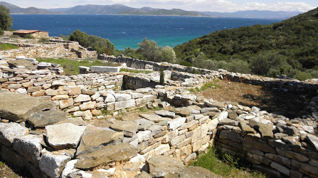 Αρχαία ερείπια του Ραμνούντα με θέα στον Ευβοϊκό κόλπο και καταπράσινο τοπίο.