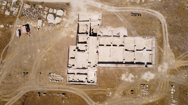 Αεροφωτογραφία των ανασκαφών της ρωμαϊκής έπαυλης στην αρχαία Τρίπολη Φρυγίας, όπου διακρίνονται οι τοίχοι και τα δωμάτια της εκτεταμένης κατοικίας, ανάμεσα σε αρχαιολογικά ευρήματα και χώρους εργασίας.