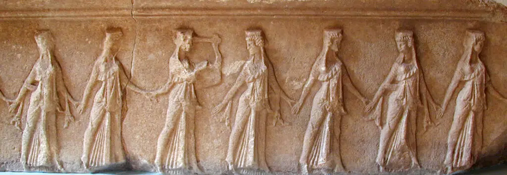 Ανάγλυφο με επτά αρχαίες γυναικείες μορφές που χορεύουν κρατώντας τα χέρια, από το Ιερό των Μεγάλων Θεών στη Σαμοθράκη.
