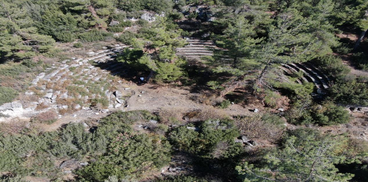 Εναέρια φωτογραφία του αρχαίου θεάτρου της Ύλλαρίμας στην Καρία, με εμφανή τα λίθινα εδώλια ανάμεσα στη βλάστηση.