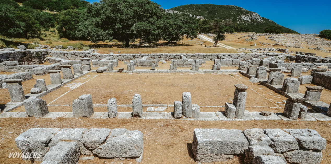 Αρχαία Κασσώπη: Το «Μάτσου Πίτσου» της Ελλάδας: Ερείπια της αρχαίας πόλης που δείχνουν πέτρινα θεμέλια και χαμηλές τοιχοποιίες διατεταγμένες γύρω από ένα κεντρικό τετράγωνο.