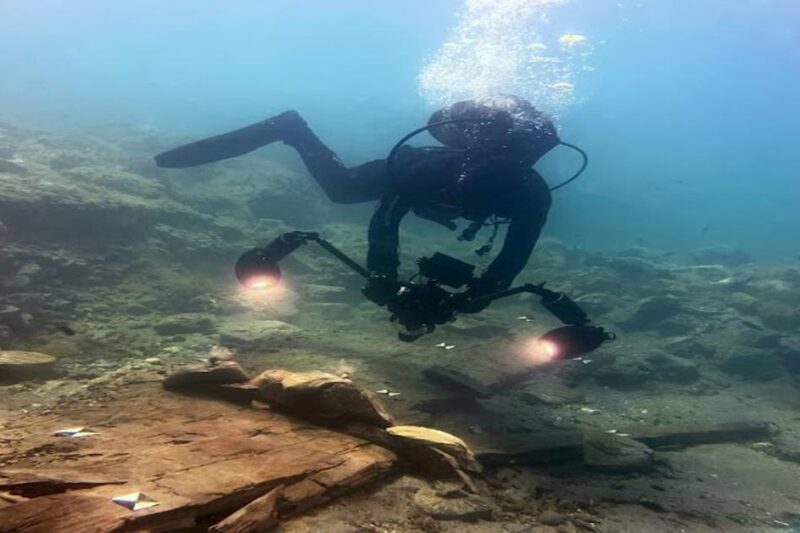 Δύτης φωτογραφίζει με ειδικό εξοπλισμό το ναυάγιο αρχαίου ελληνικού πλοίου στον βυθό της Σικελίας.