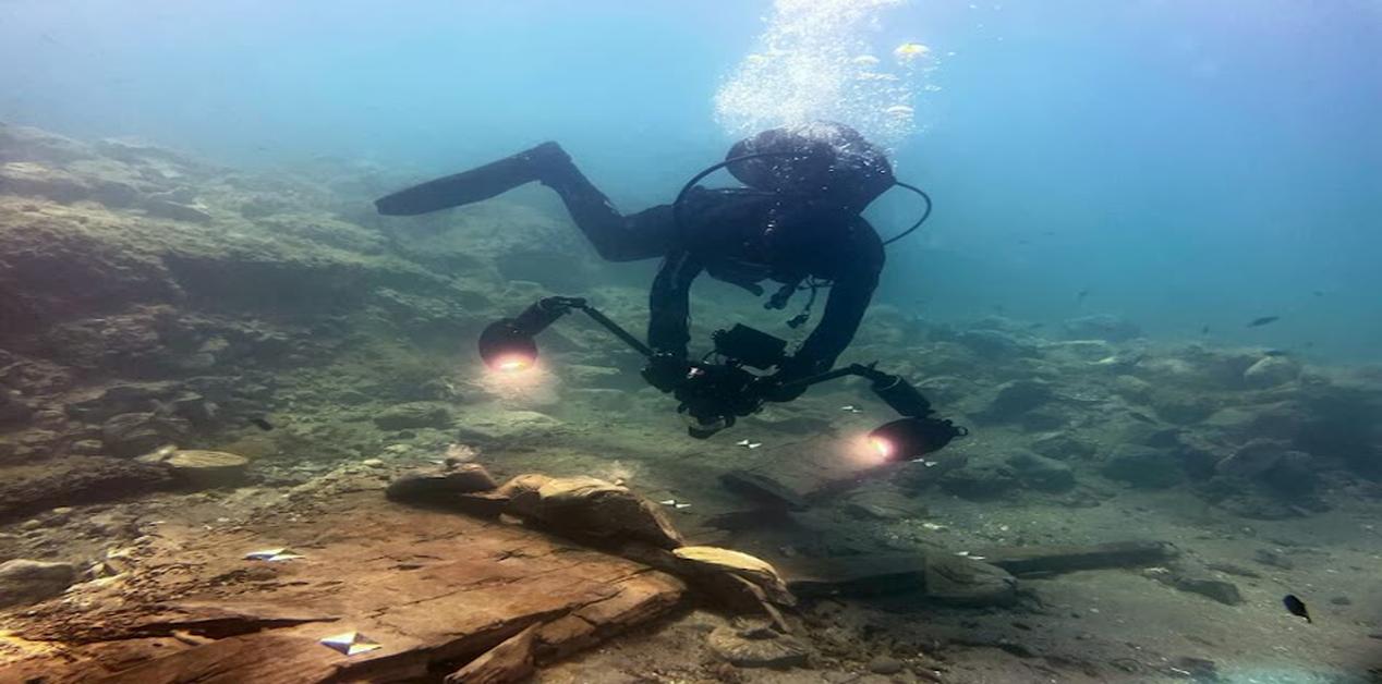 Δύτης φωτογραφίζει με ειδικό εξοπλισμό το ναυάγιο αρχαίου ελληνικού πλοίου στον βυθό της Σικελίας.