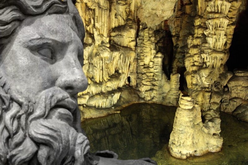 Δικταίο Άντρο: Ανακαλύψτε το Σπήλαιο του Δία στην Κρήτη - Σύνθεση εικόνων που δείχνει ένα πέτρινο άγαλμα με γενειάδα (πιθανόν Δίας) σε πρώτο πλάνο αριστερά και στο βάθος ένα σπήλαιο με σταλακτίτες, σταλαγμίτες και μια λιμνούλα με νερό. Το σπήλαιο φωτίζεται με ζεστό, χρυσό φως.