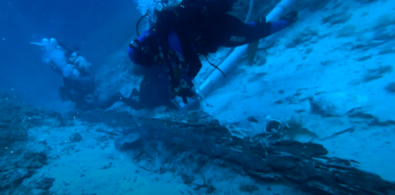 Δύτες εξετάζουν το ξύλινο κύτος αρχαίου ελληνικού πλοίου του 4ου αιώνα π.Χ. στο βυθό κοντά στο Vis της Κροατίας.