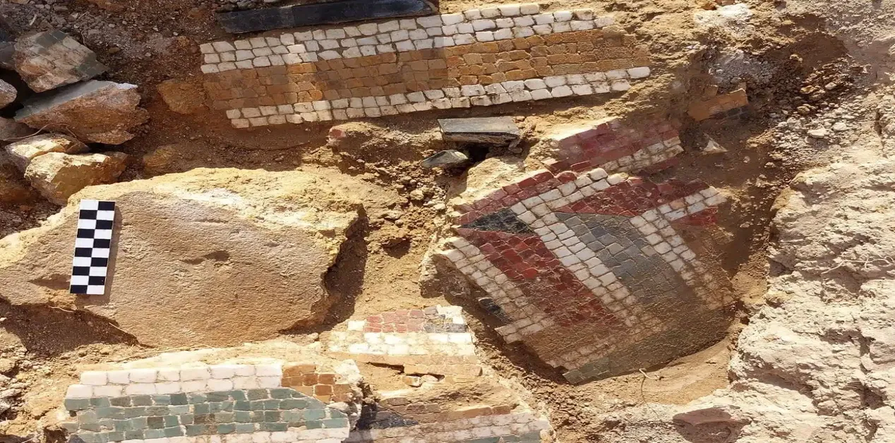 Πολύχρωμα θραύσματα αρχαίου μωσαϊκού δαπέδου που αποκαλύφθηκαν στην Ελληνιστική-Ρωμαϊκή συνοικία του Ακράγαντα, στην Κοιλάδα των Ναών.