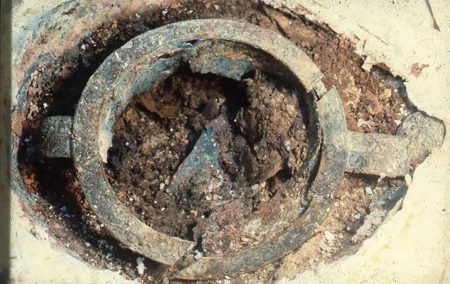 Ο χάλκινος Κρατήρας του Άρχοντα της Λευκανδής σε κατάσταση εύρεσης, θαμμένος και διαλυμένος στο ταφικό του πλαίσιο.