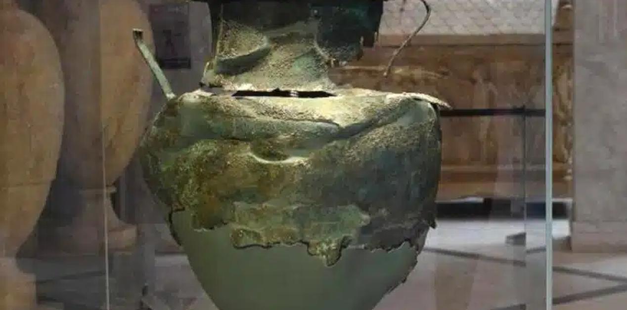 Ο Κρατήρας του Άρχοντα της Λευκανδής μετά την αποκατάστασή του, εκτίθεται στο Εθνικό Αρχαιολογικό Μουσείο Αθηνών.