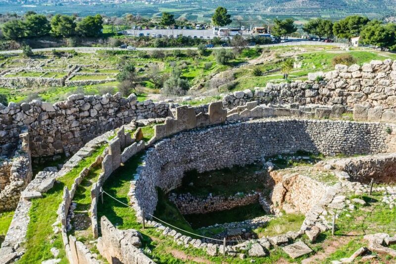 Ταφικός περίβολος Α στη Μυκηναϊκή ακρόπολη των Μυκηνών με κυκλώπεια τείχη, πέτρινη κατασκευή και θέα στον Αργολικό κάμπο.
