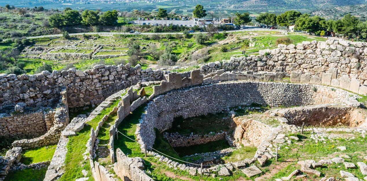 Ταφικός περίβολος Α στη Μυκηναϊκή ακρόπολη των Μυκηνών με κυκλώπεια τείχη, πέτρινη κατασκευή και θέα στον Αργολικό κάμπο.