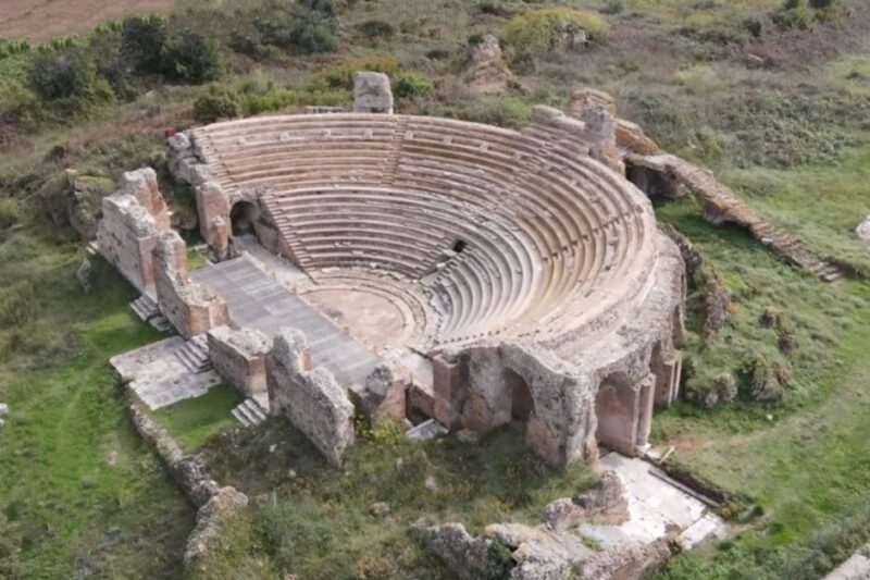 Νικόπολη: Η Μεγαλύτερη Αρχαία Πόλη της Ελλάδας. Αρχαίο Ωδείο: Εναέρια φωτογραφία του Ρωμαϊκού ωδείου, με τα καθίσματα και τη σκηνή, μέσα σε καταπράσινο τοπίο.