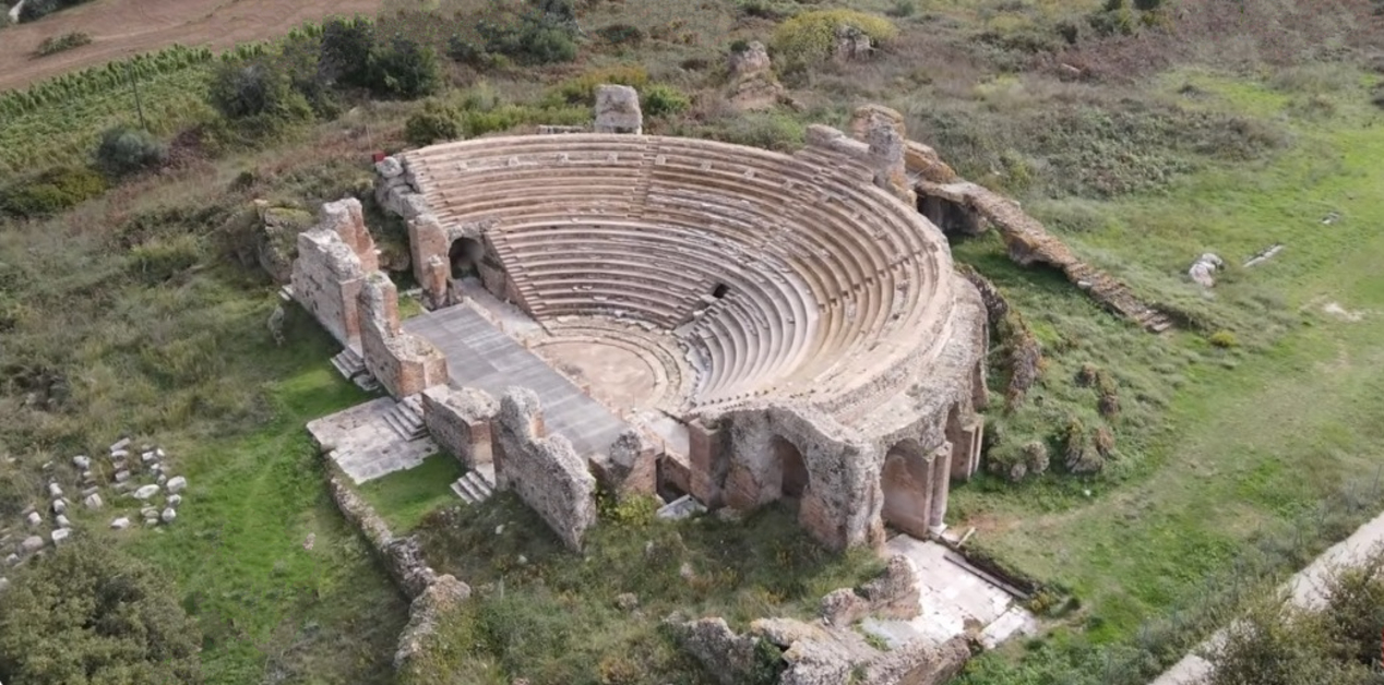 Νικόπολη: Η Μεγαλύτερη Αρχαία Πόλη της Ελλάδας. Αρχαίο Ωδείο: Εναέρια φωτογραφία του Ρωμαϊκού ωδείου, με τα καθίσματα και τη σκηνή, μέσα σε καταπράσινο τοπίο.