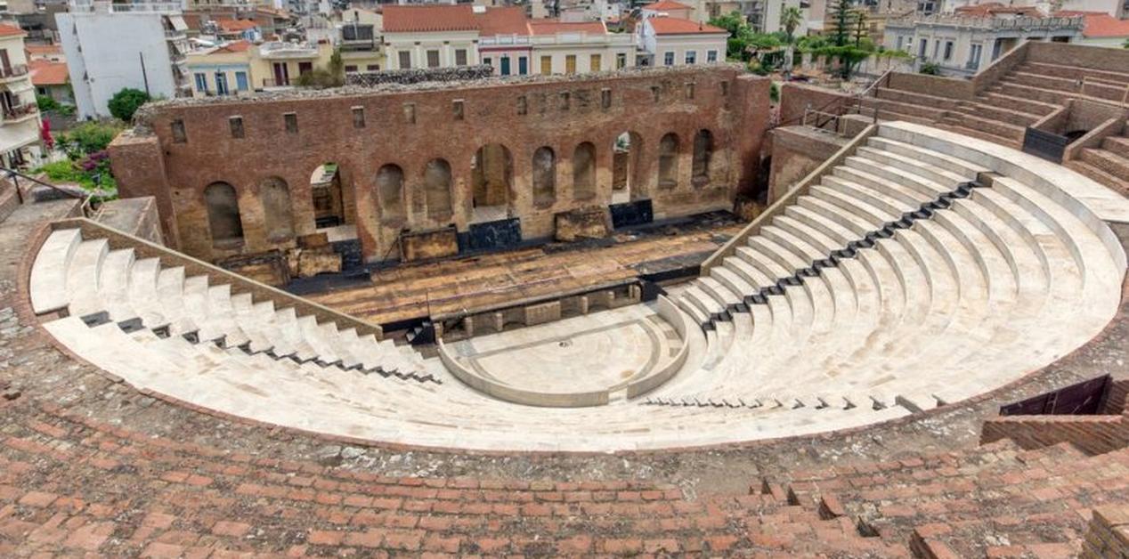 Ρωμαϊκό Ωδείο Πάτρας, άποψη από το πάνω μέρος των κερκίδων με φόντο την πόλη.