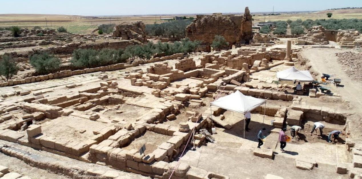 Άποψη του αρχαιολογικού χώρου της αρχαίας πόλης Δάρα στη νοτιοανατολική Τουρκία, όπου αρχαιολόγοι εργάζονται σε ανασκαφές ρωμαϊκών ερειπίων.