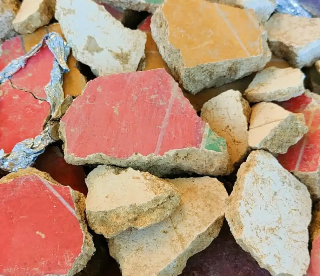 Θραύσματα από ζωγραφισμένο σοβά αρχαίων τοιχογραφιών που βρέθηκαν στην Κοιλάδα των Ναών, Ακράγας.