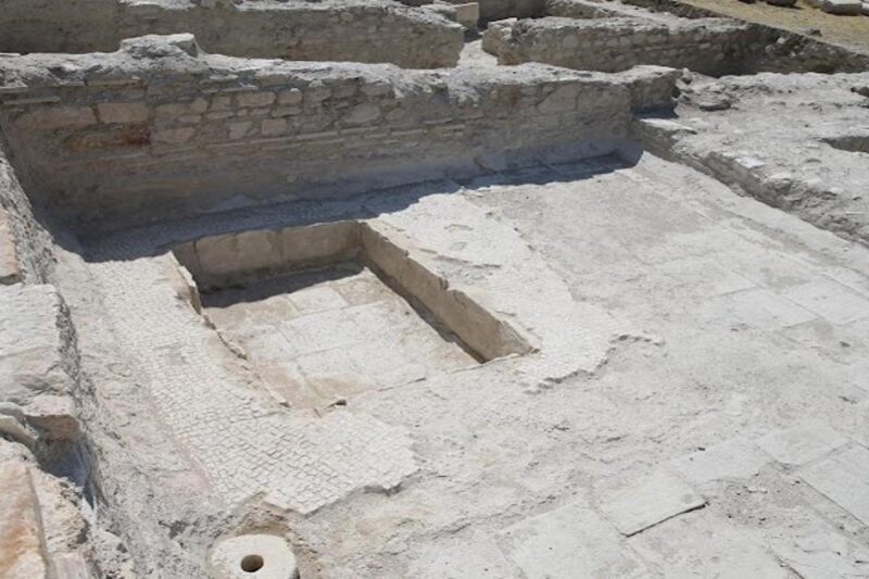 Λίθινη δεξαμενή ή ιχθυολίμνη στη ρωμαϊκή έπαυλη της αρχαίας Τρίπολης Φρυγίας, με εμφανή τα αρχαία δάπεδα και τους τοίχους του συγκροτήματος.