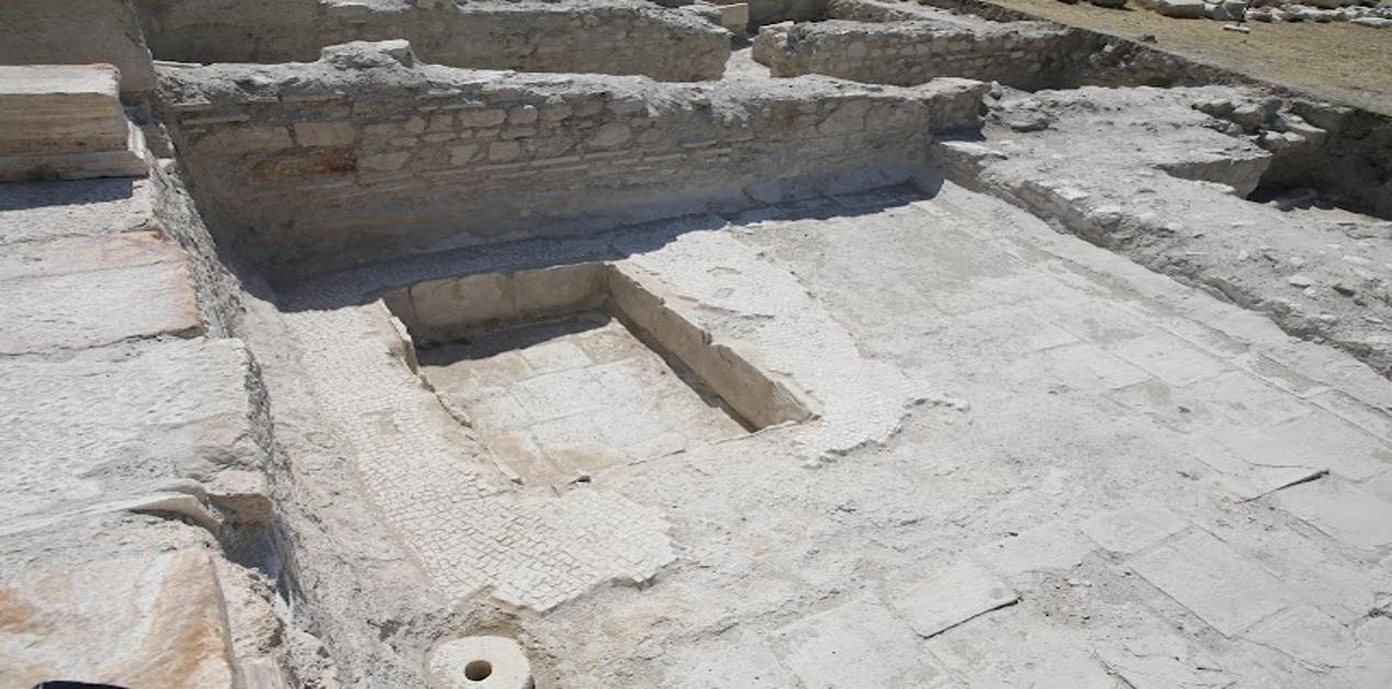 Λίθινη δεξαμενή ή ιχθυολίμνη στη ρωμαϊκή έπαυλη της αρχαίας Τρίπολης Φρυγίας, με εμφανή τα αρχαία δάπεδα και τους τοίχους του συγκροτήματος.