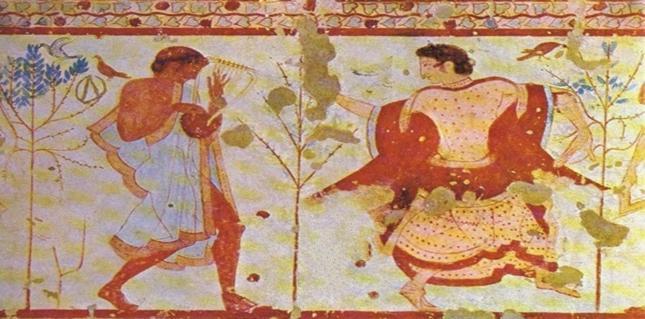 Το Μυστήριο των Ετρούσκων - Ετρουσκική τοιχογραφία που απεικονίζει δύο άνδρες. Ο αριστερός, ντυμένος με γαλάζιο χιτώνα, παίζει λύρα. Ο δεξιός, με κόκκινο και διακοσμημένο ένδυμα, χορεύει με τα χέρια ανοιχτά. Ανάμεσά τους βρίσκεται ένα μικρό δέντρο, ενώ στο φόντο διακρίνονται πουλιά και βλάστηση. Η τοιχογραφία έχει σημάδια φθοράς από τον χρόνο.
