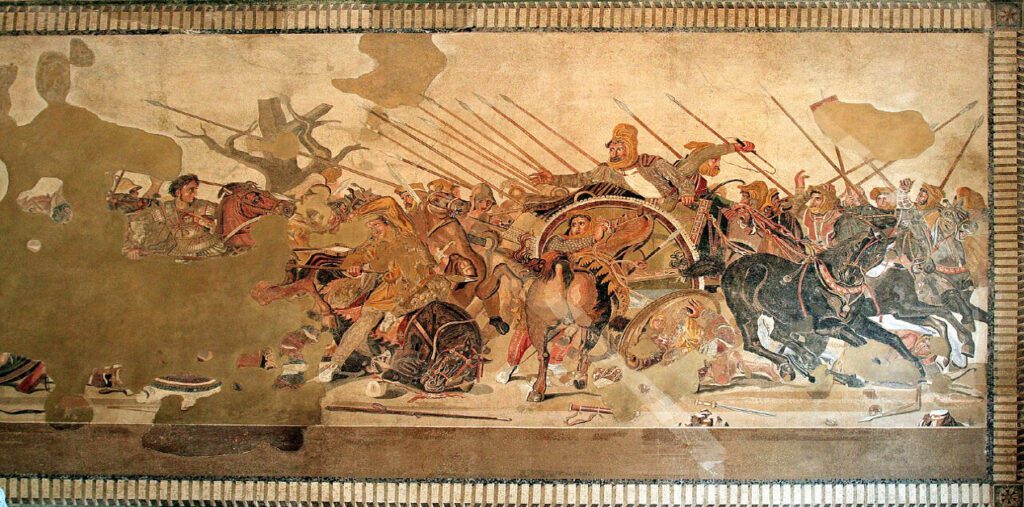 Ψηφιδωτό που αναπαριστά μια χαοτική αρχαία μάχη. Στα αριστερά, ο Μέγας Αλέξανδρος σε ένα άλογο. Στα δεξιά, ο Πέρσης βασιλιάς Δαρείος Γ' σε ένα πολεμικό άρμα, με τους στρατιώτες τους να συγκρούονται με μακριά δόρατα.