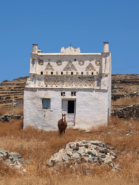 Παραδοσιακός περιστεριώνας στην Τήνο με γεωμετρικά διακοσμητικά σχέδια στην πρόσοψη
