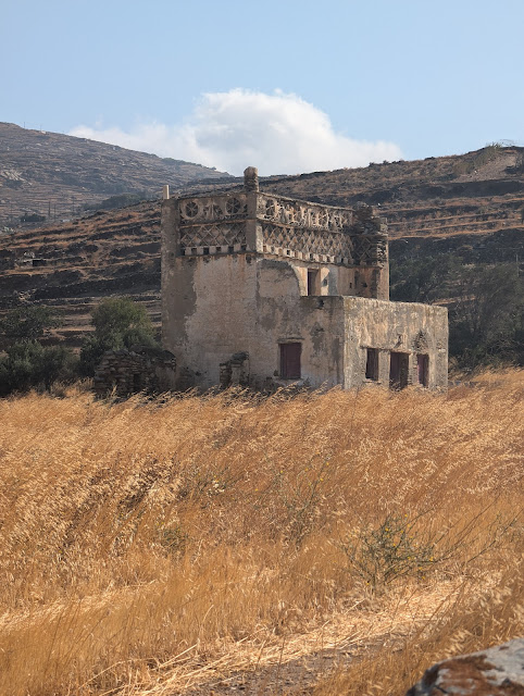 Παλιός περιστεριώνας στην Τήνο με περίτεχνα γεωμετρικά μοτίβα στην πρόσοψη