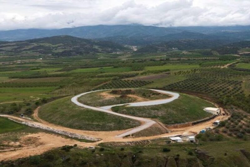 Αεροφωτογραφία του Τύμβου Καστά στην Αμφίπολη με το χαρακτηριστικό μονοπάτι στην κορυφή του λόφου.