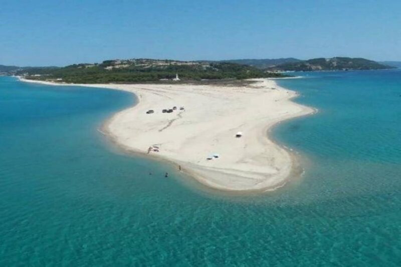 Αεροφωτογραφία του Ποσειδίου Χαλκιδικής με την αμμώδη λωρίδα γης που οδηγεί στο ιερό του Ποσειδώνα.