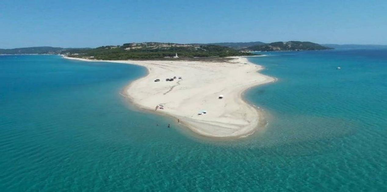 Αεροφωτογραφία του Ποσειδίου Χαλκιδικής με την αμμώδη λωρίδα γης που οδηγεί στο ιερό του Ποσειδώνα.