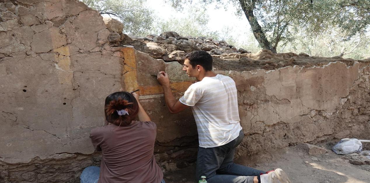 Αρχαιολόγοι αποκαλύπτουν τοιχογραφίες 5ου αιώνα μ.Χ. σε ρωμαϊκή έπαυλη που μετατράπηκε σε βαπτιστήριο στην αρχαία πόλη Άντανδρος.