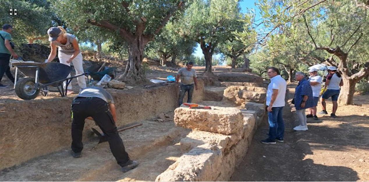 Αρχαιολόγοι εργάζονται στο αρχαίο Θέατρο της Αρχαίας Θουρίας παρουσία του Δημάρχου Καλαμάτας.