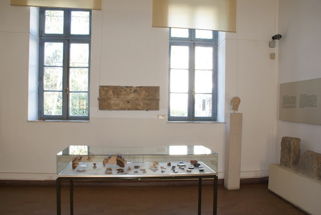 Αρχαιολογικό Μουσείο Βαθέος Σάμου – έκθεση με αρχαία ευρήματα σε γυάλινη προθήκη