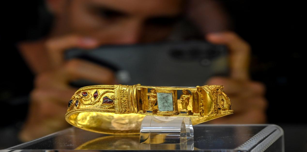 Χρυσό βραχιόλι του «Άρχοντα του Σακάρι» με ελληνιστικά μοτίβα και λεπτομέρειες από τον 2ο αιώνα π.Χ.