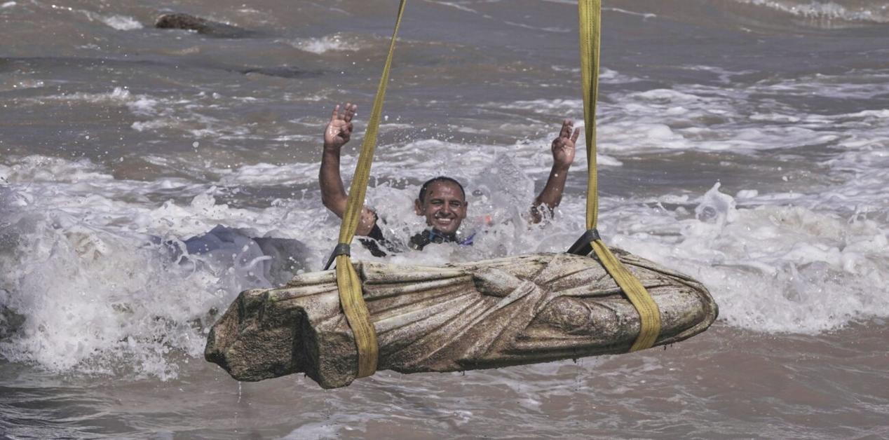 Δύτης πανηγυρίζει καθώς αρχαίο άγαλμα από τη βυθισμένη πόλη Κανώπος ανασύρεται στην ακτή της Αλεξάνδρειας