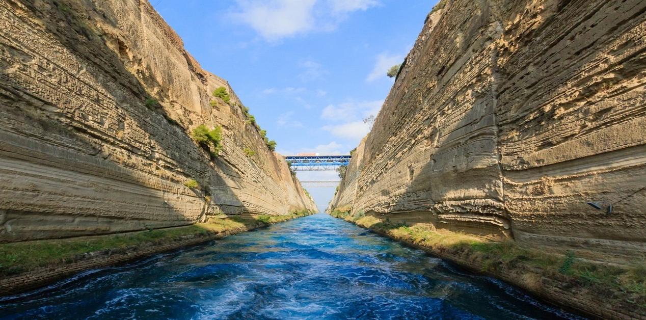 Η Διώρυγα της Κορίνθου, ακολουθώντας τον αρχαίο Δίολκο που μετέφερε πλοία διά ξηράς.